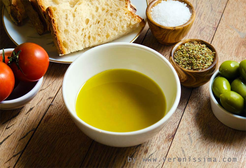 ciotola di olio extravergine d'oliva e altri ingredienti