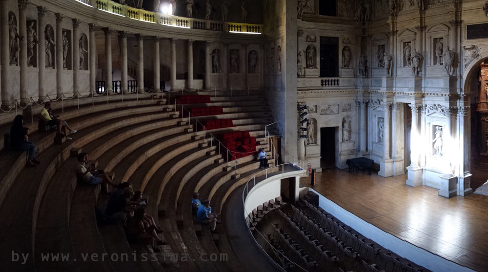 L'interno del teatro Olimpico a Vicenza