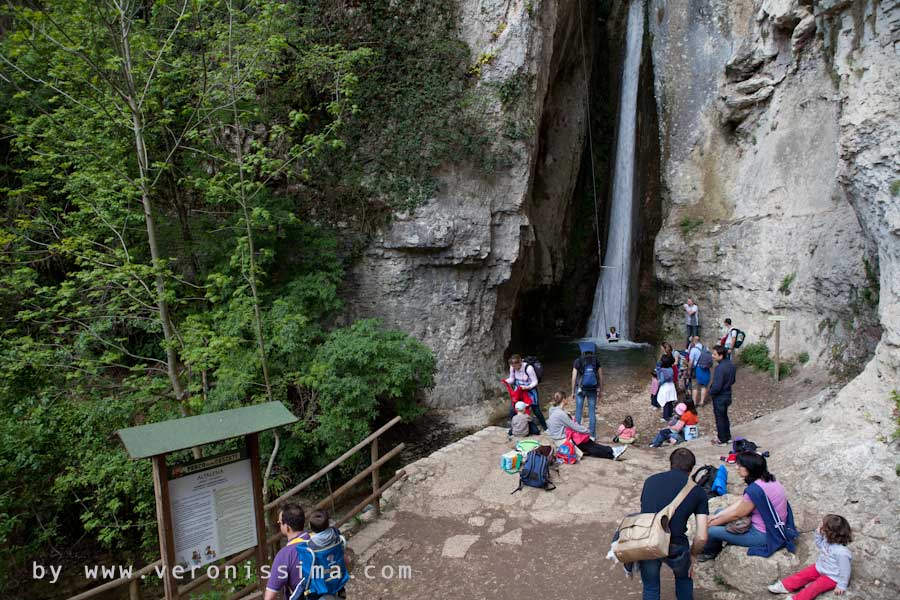 visitatori alle Cascate di Molina