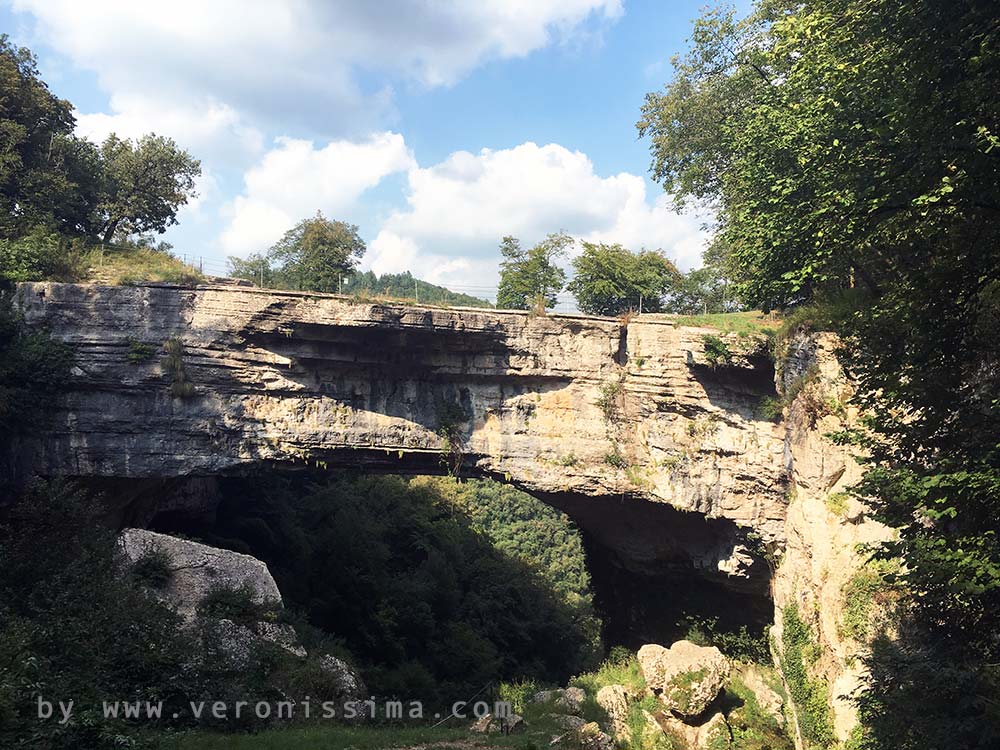 Formazione rocciosa di erosione in un prato verde