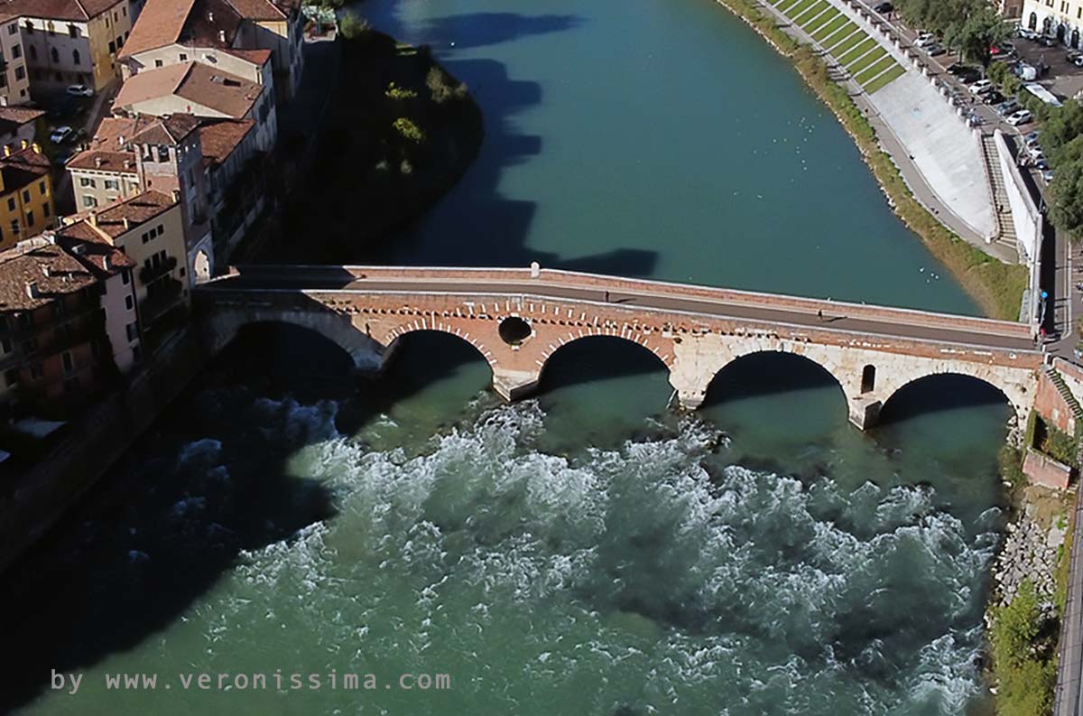 Ponte Pietra visto dall'alto