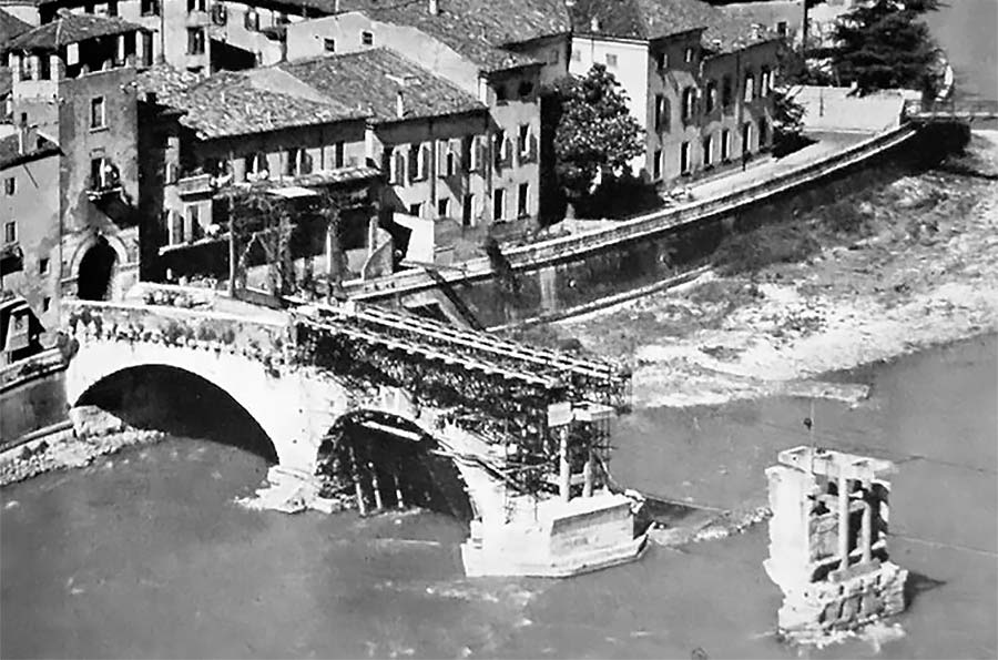 Foto di repertorio in bianco e nero con la ricostruzione di ponte Pietra