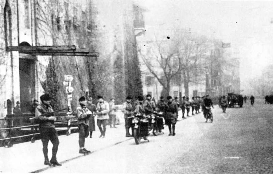 guardie repubblichine presidiano castelvecchio durante il processo di Verona