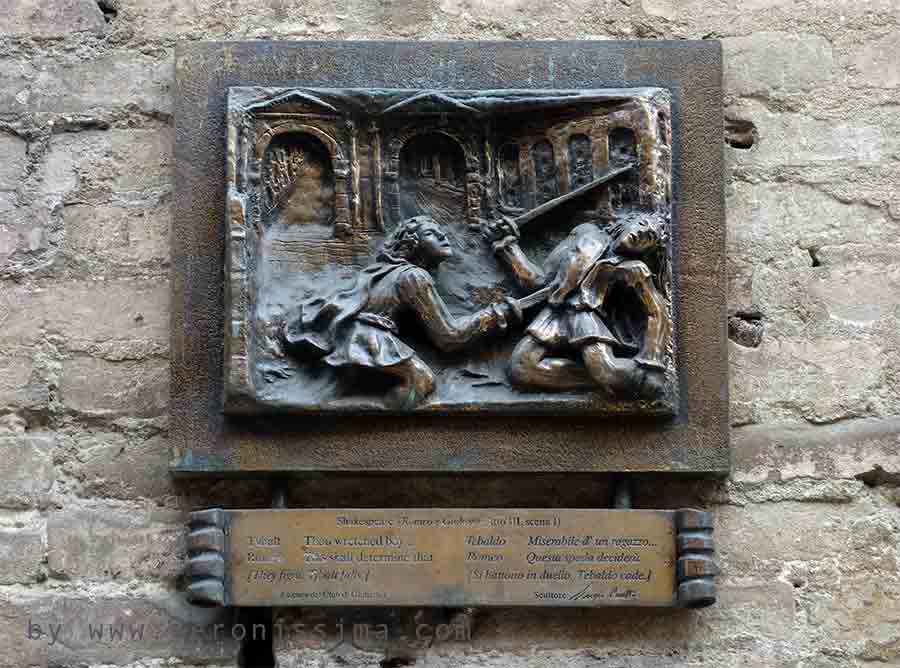 bassorilievo in bronzo raffigurante il duello tra Romeo e Tabaldo