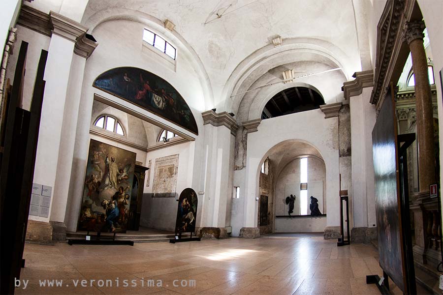 l'interno della chiesa di San Francesco al Corso