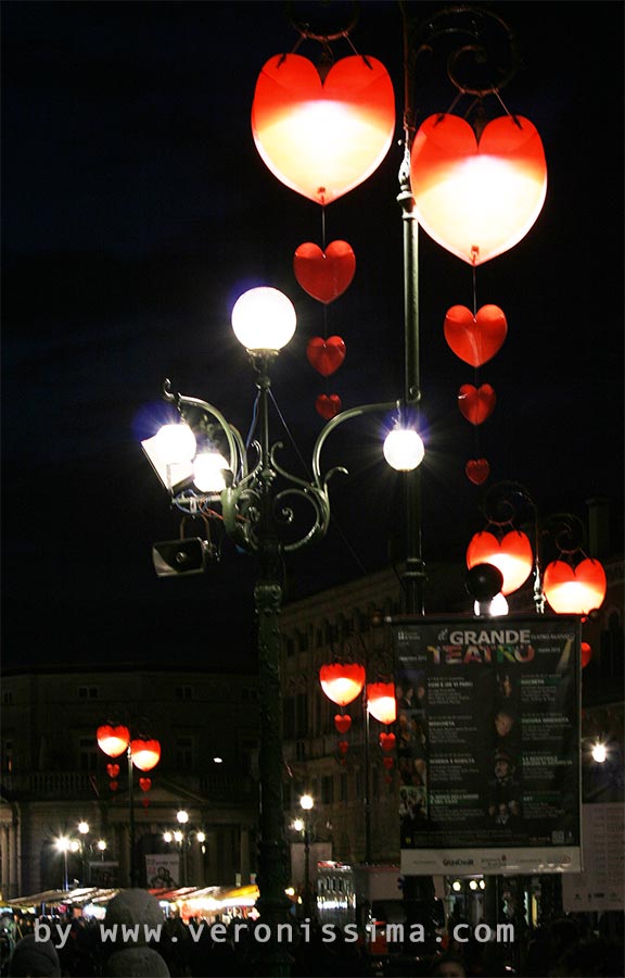 I lampioni di Verona decorati con i grandi cuori rossi