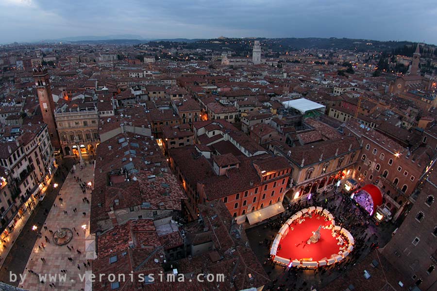 Il grande cuore rosso disegnato al centro di piazza dei Signori a Verona visto dall'alto.