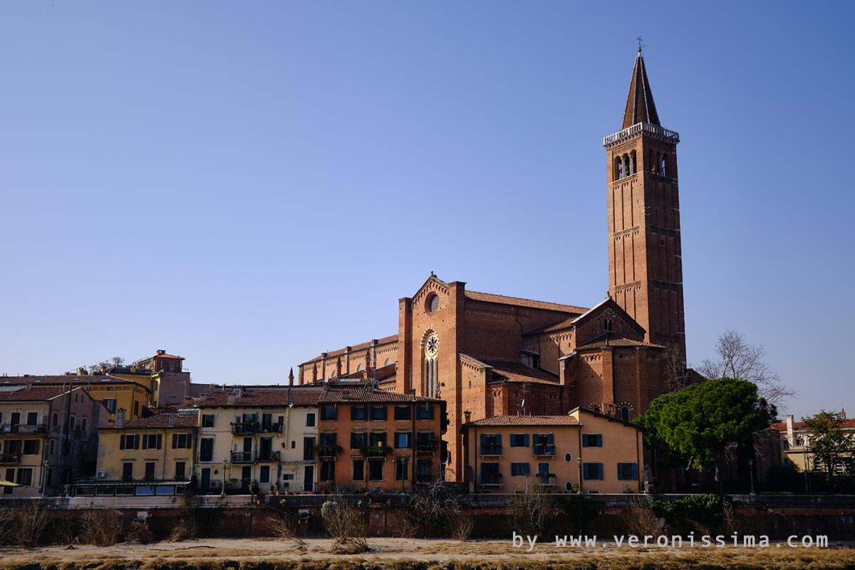 veduta d'insieme di Santa Anastasia dalla sponda dell'Adige