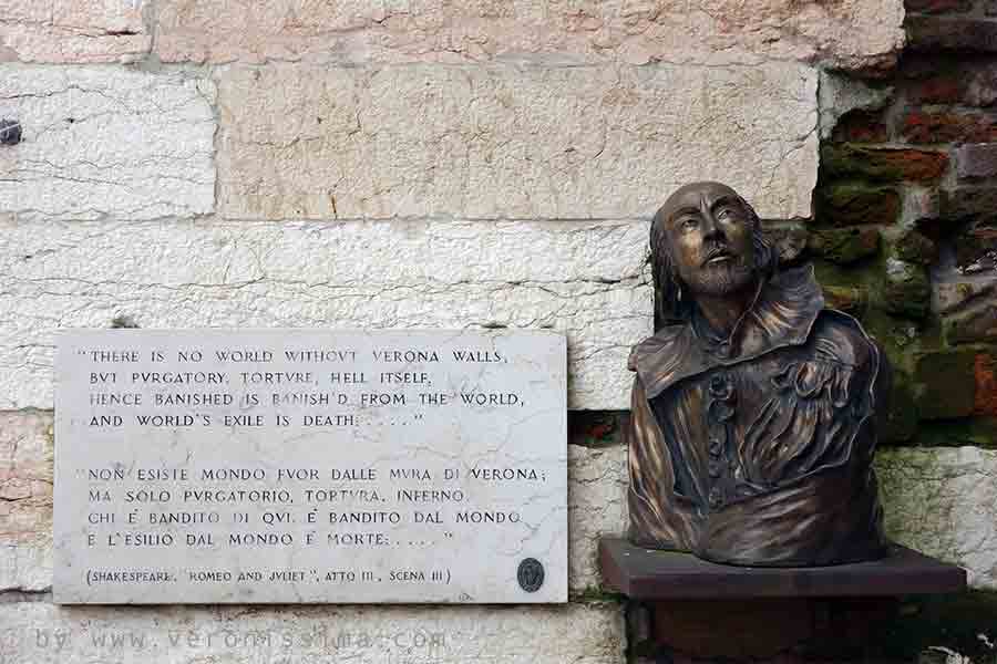 Busto di Shakespeare e iscrizione con il passo del Romeo e Giulietta in cui Romeo dice che non c'Ã¨ mondo fuori dalle mura di Verona