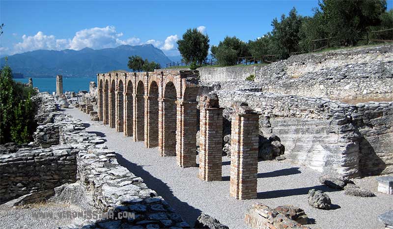 I resti del criptoportico presso le Grotte di Catullo