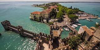 Veduta d'insieme di Sirmione dalla torre del castello scaligero