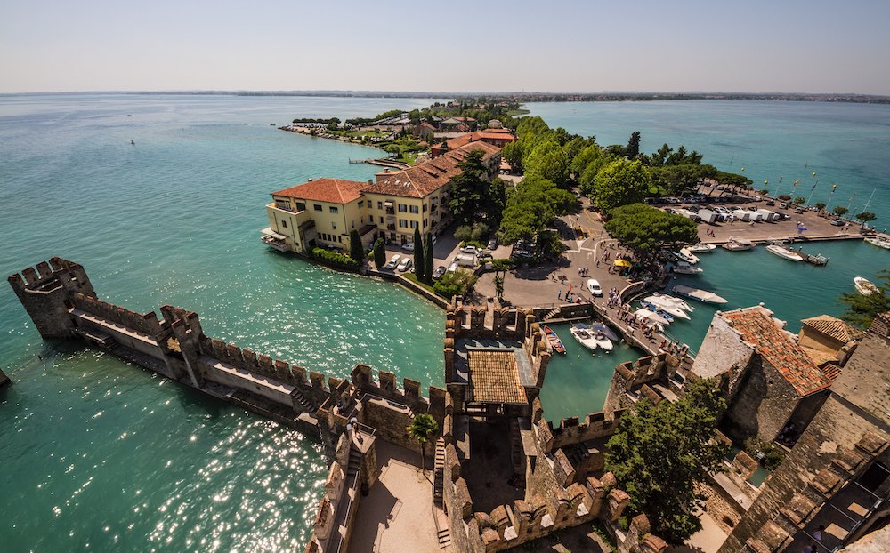 la penisola di Sirmione vista dall'alto del castello