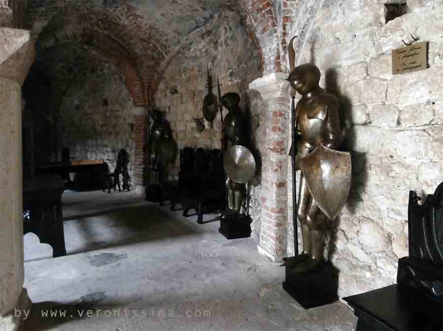 la sala interno del castello di Soave con le antiche armature