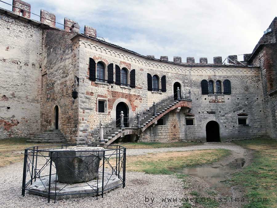 Il cortile interno del castello di Soave con il pozzo e la palazzina residenziale