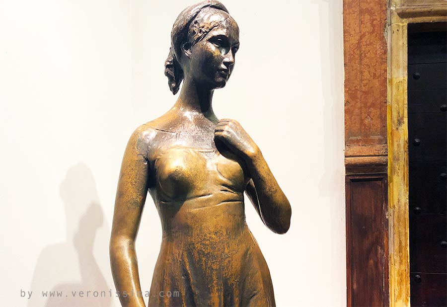 la statua in bronzo di Giulietta