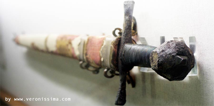 la spada di Cangrande conservata in una teca a Castelvecchio