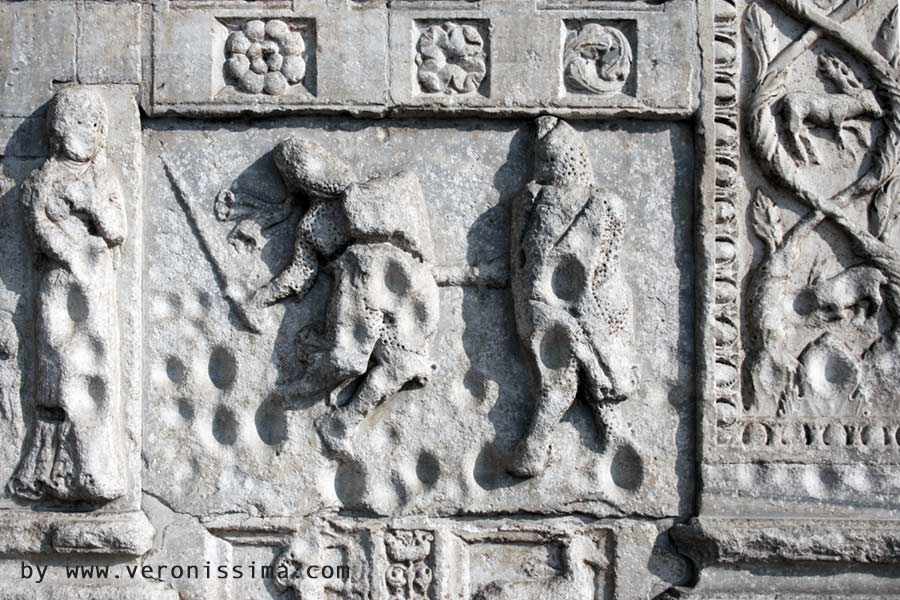 bassorilievo sulla facciata di San Zeno raffigura il duello tra Teodorico e Odoacre