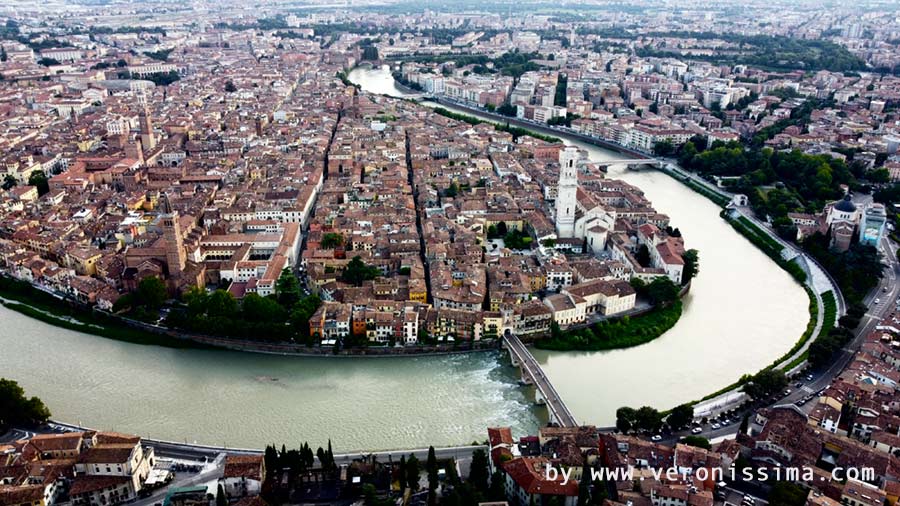 visione aerea dell'ansa del fiume adige