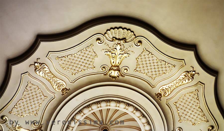 Dettaglio delle decorazioni a stucco e dorature del teatro Filarmonico di Verona