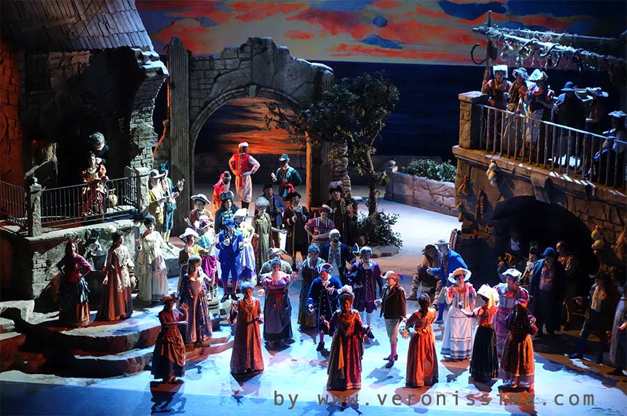 una scena affollata di personaggi dell'opera elisir d'amore sul palco del Teatro Filarmonico di Verona