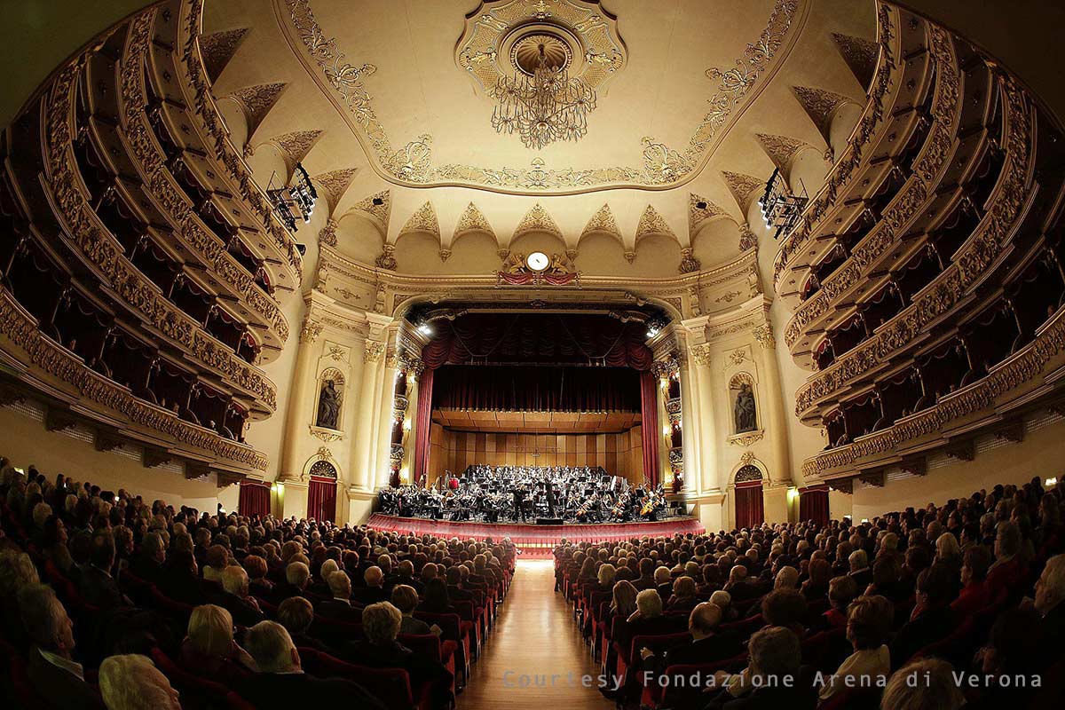 Immagine dell'interno del Teatro Filarmonico di Verona durante un concerto