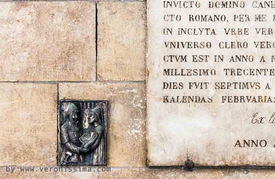 la targa sulla facciata della chiesa di Sant'Elena che ricorda la quaestio de aqua et terra