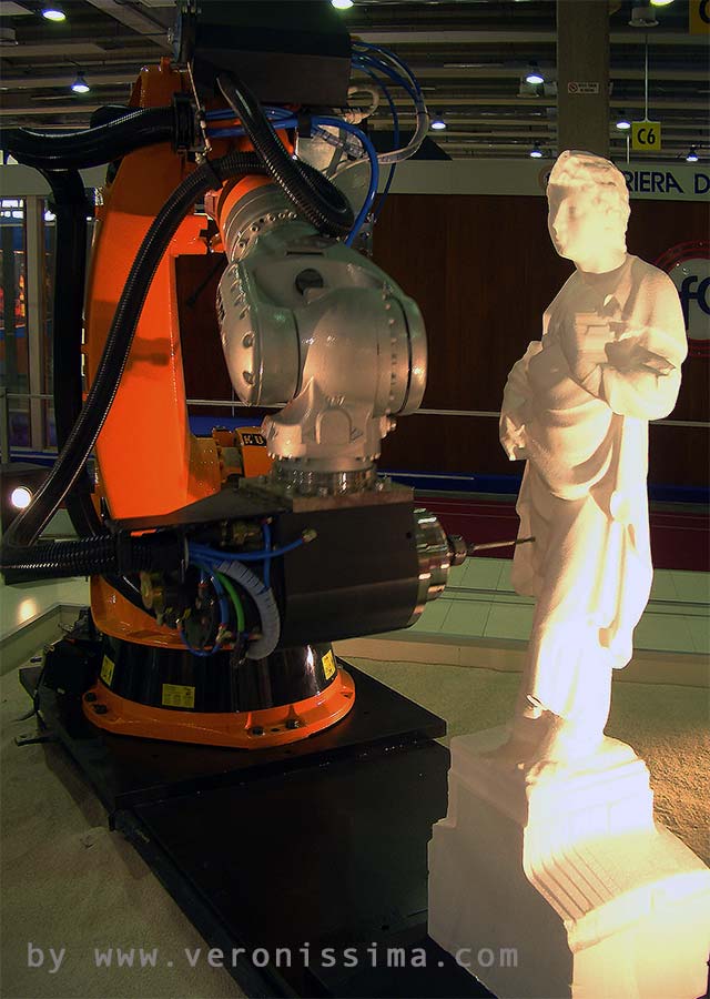 Un robot scultore lavora una statua