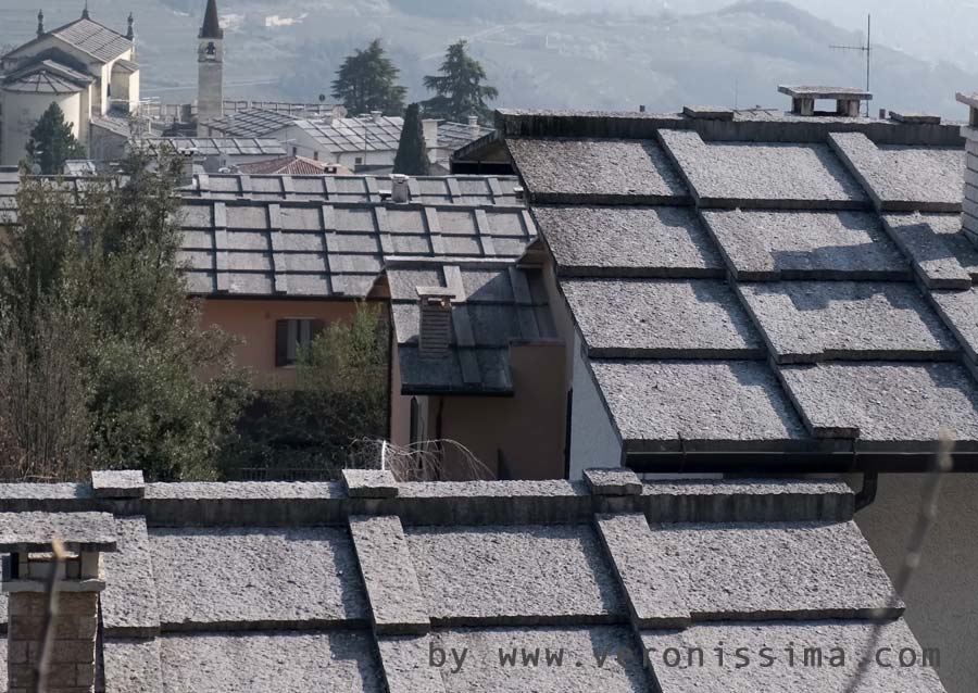 tetti in lastre di pietre di Verona
