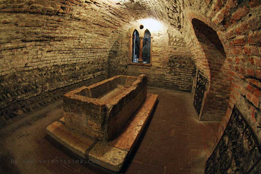 sarcofago in pietra rossa senza coperchio nella cripta di san francesco al corso