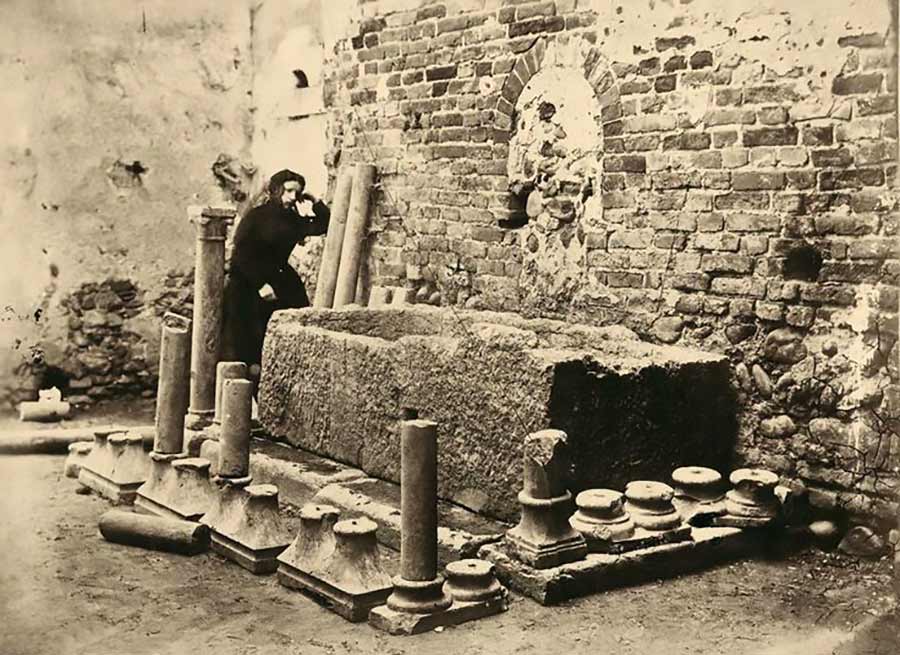 old black and white picture of Juliet's sarcophagus