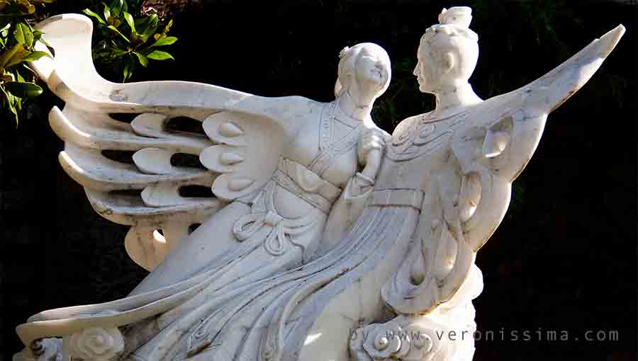 la statua in marmo bianco di Liang Shanbo e Zhu Yingtai mentre si trasformano in farfalle