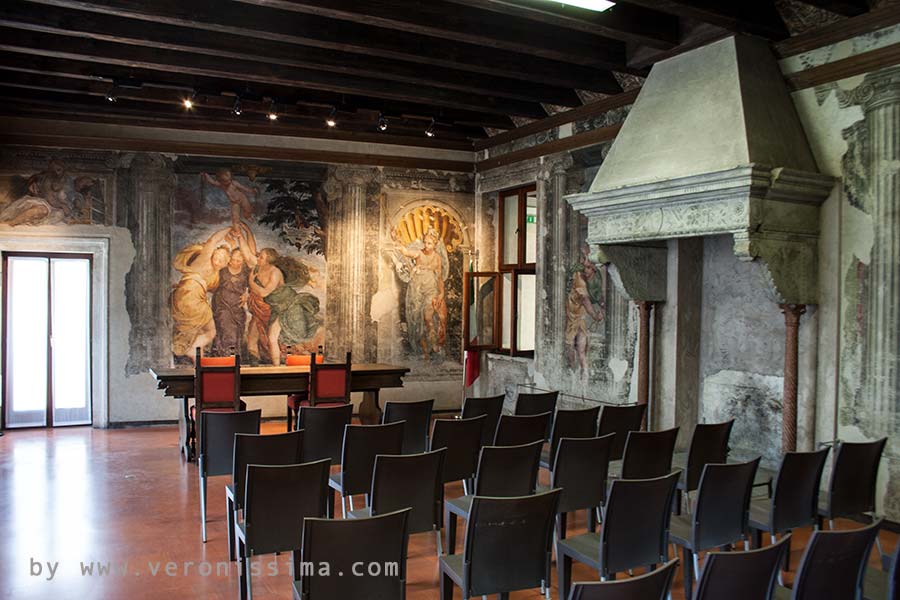 La sala riccamente affrescata dove vengono celebrati i matrimoni presso il museo della tomba di Giulietta