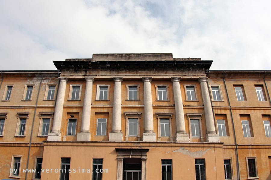 Dettaglio facciata ospedale militare