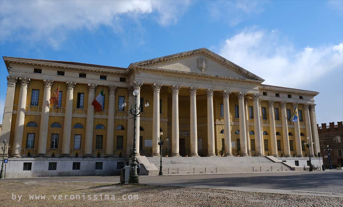 Facciata neoclassica di palazzo Barbieri