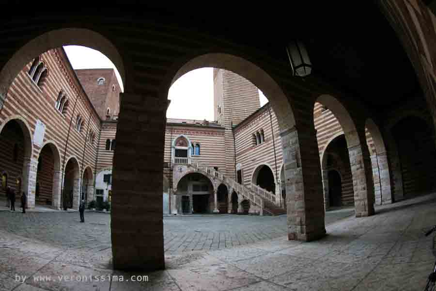 il portico del cortile interno di Palazzo della Ragione