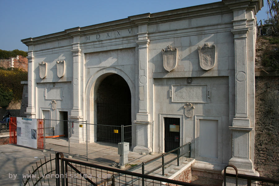 Torre dei Lamberti si innalza dai palazzi di piazza Erbe