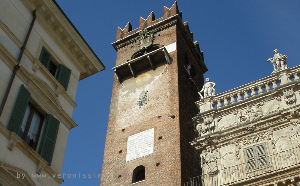 Torre del Gardello, in mattoni e con merlatura, a fianco si intravede palazzo Maffei