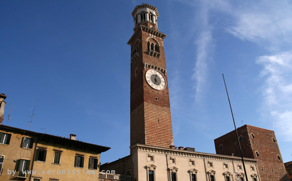 Torre dei Lamberti si innalza dai palazzi di piazza Erbe