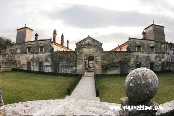 facciata di villa della Torre