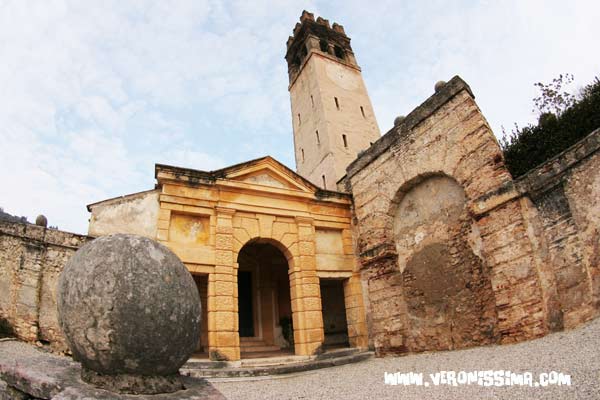 la piccola chiesetta nella parte superiore di villa della Torre