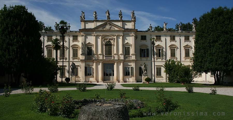 la facciata di villa Mosconi Bertani in Valpolicella