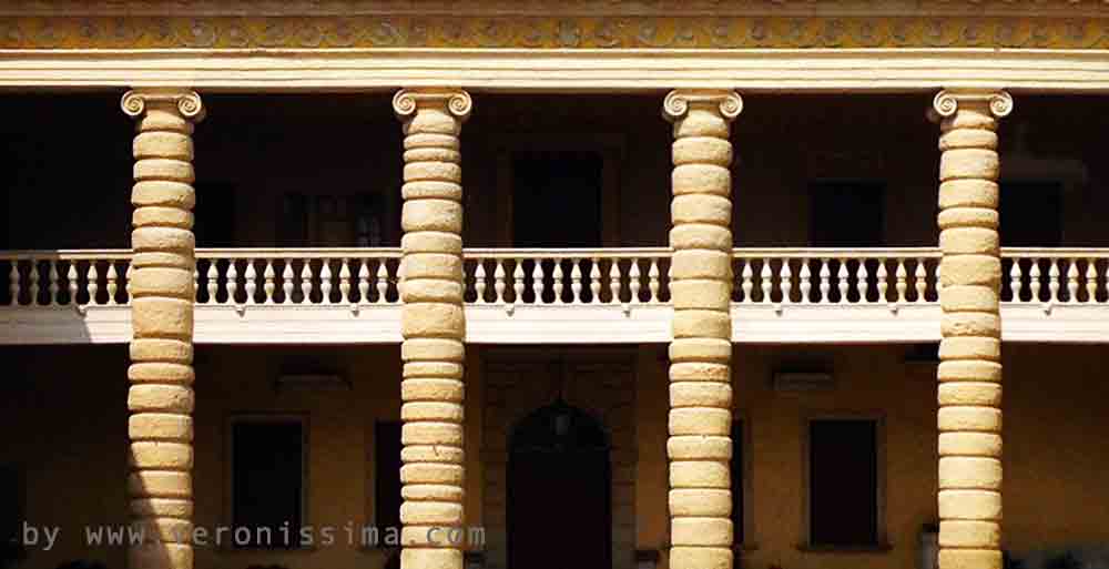 detail of the columns at Villa Santa Sofia