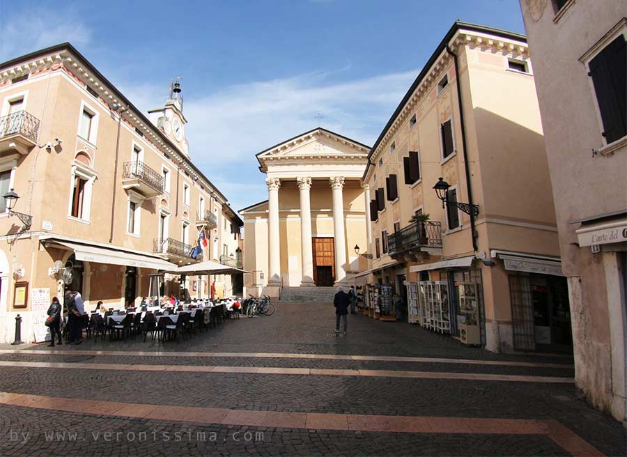 Il centro di Bardolino con la facciata della chiesa