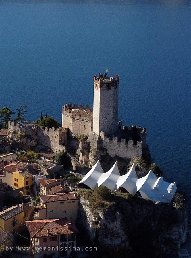 un castello su una rocca a picco sul lago blu