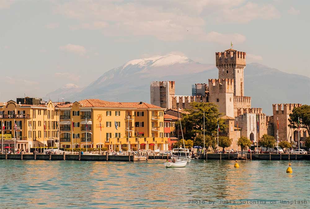 Il castello e la darsena di Sirmione visti dall'esterno del paese