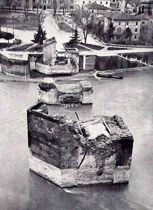 Il ponte di Castelvecchio distrutto dai tedeschi nel '45'