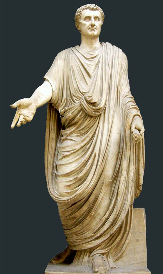 scultura in pietra di un senatore romano togato