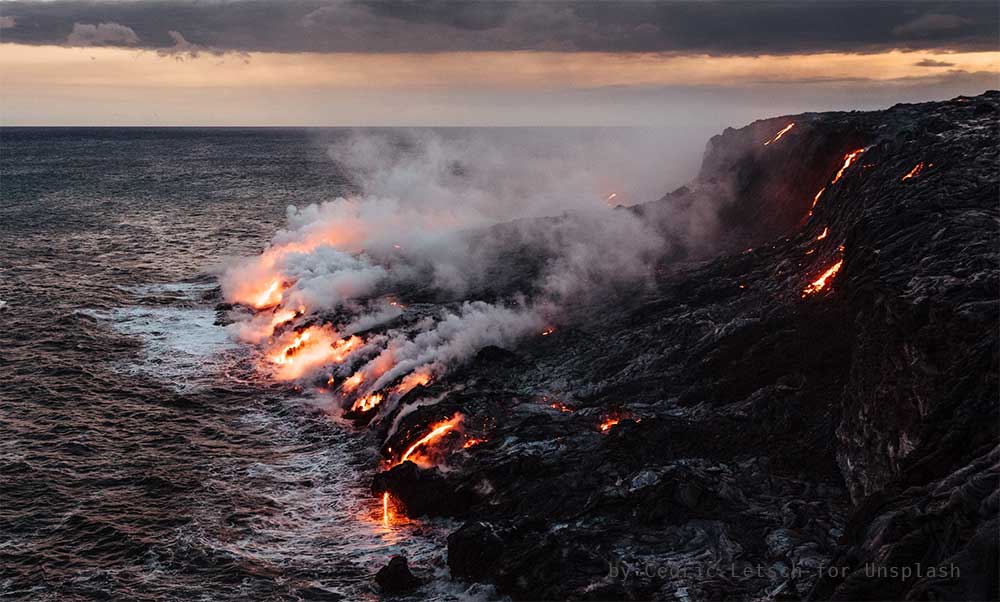 Colata di lava che finisce in mare