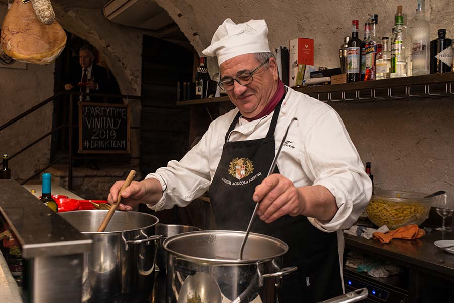 Un cuoco prepara la cena presso la cantina Meroni