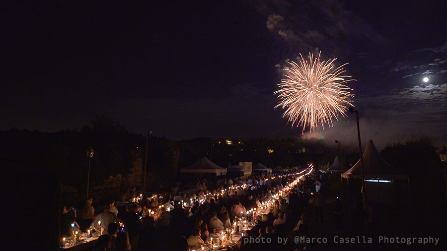 fuochi d'artificio sul ponte visconteo di Borghetto allestito con i tavoli per la festa del nodo d'amore